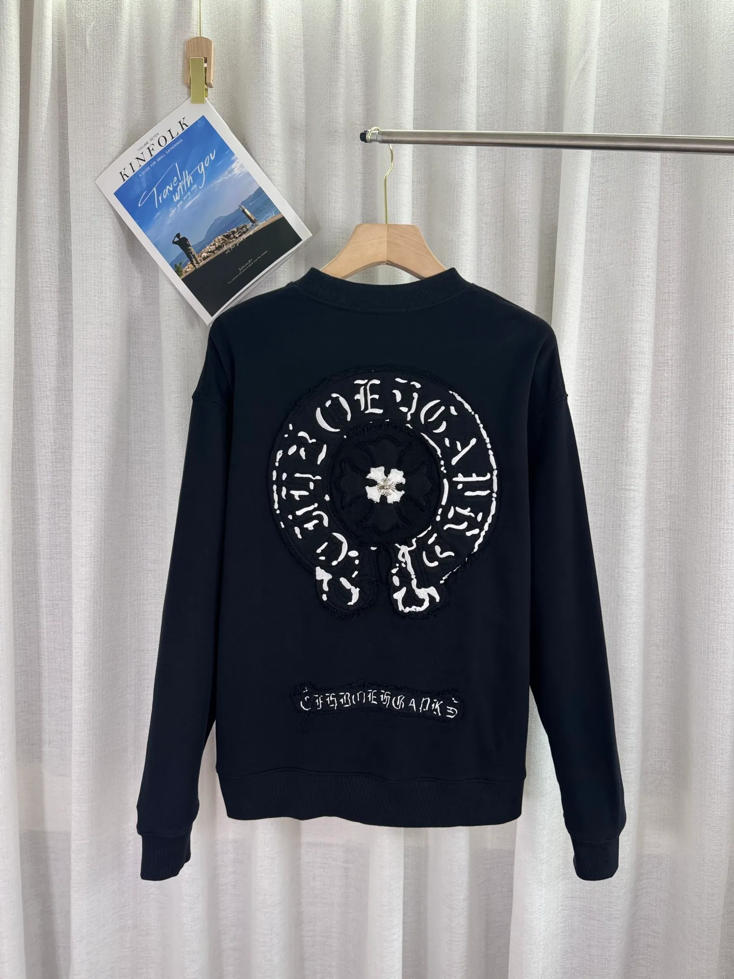 P260 top version, real shot without P, ​​different from market currency) 𝗖𝗵𝗿𝗼𝗺𝗲 𝗛𝗲𝗮𝗿𝘁𝘀/Cro Heart 2025 washed patch embroidery autumn and winter new original single counter American laser burnt 3D three-dimensional color embroidered couple casual sweatshirt 👑The highest version! Customized fabric 420g tripe terry fabric! American acid-washed and distressed original fabric laser burnt ✟appliqué embroidery and exquisite embroidery of letters! The best-selling model in the counter, very comfortable to wear. Accessories: original molded and authenticated collar label➕100% silk wash label. Genuine purchase-grade original hangtag➕matching hanging rope➕3D hanging beads➕original packaging bag. Craftsmanship: The original version has consistent wiring! The highest version of the armhole matching technique! Color: White Black Size: S M L XL Style No.: 25-303